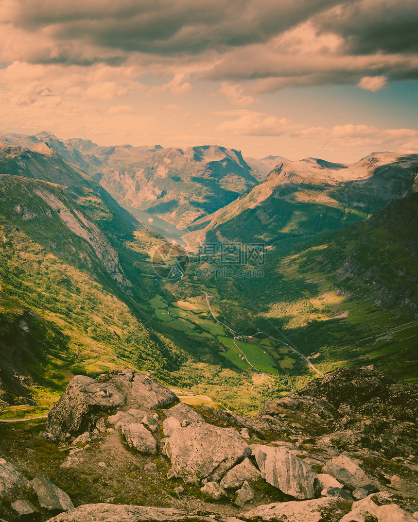 Geirangerfjord和山地风景从Dalsnibba的视角看得很精彩Geiranger天行平台挪威图片