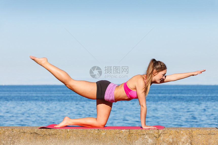 女在户外运动海边场穿服的健身女孩保持体肌肉健康在海边户外运动图片