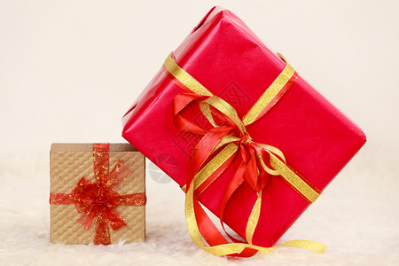 两个红金礼物盒图片