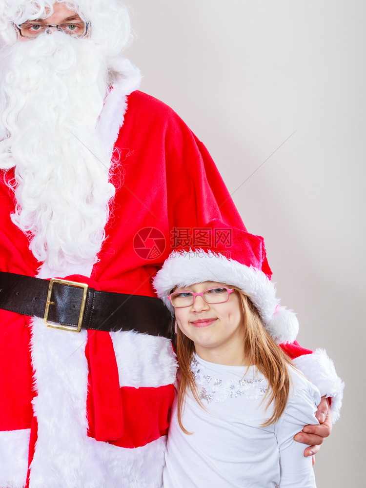 圣诞时间人们的概念圣诞老人和小女孩的合唱团男人穿红色衣服小孩抱着他图片