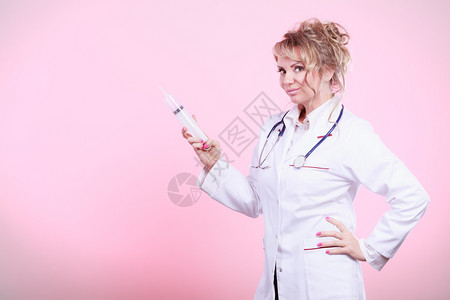 注射概念使用大注射器和听诊的女医生疗帮助和疾病预防使用大注射器的护士图片