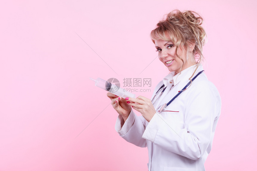 注射概念使用大注射器和听诊的女医生疗帮助和疾病预防使用大注射器的护士图片