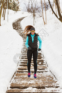 年轻女孩在路上冬天与自然保持联系健康自然时尚概念年轻女孩在路上图片