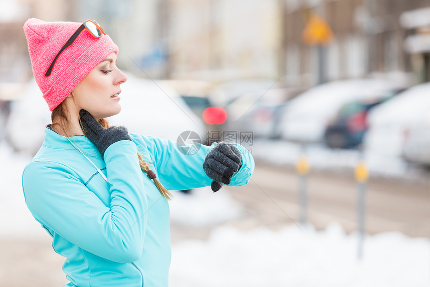 年轻女孩在街头锻炼冬季运动的适合健康美貌锻炼概念图片