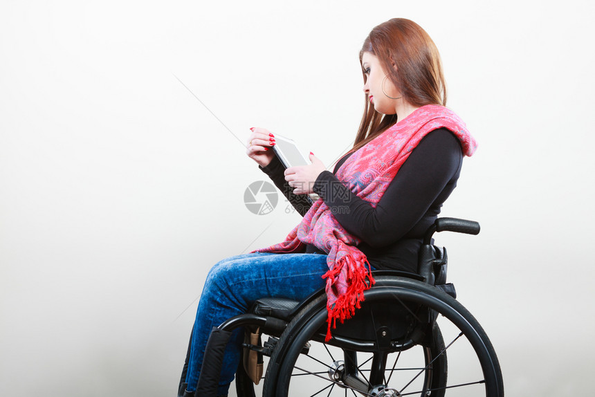 大学和职业概念移动技术拥有轮椅平板电子书的年轻女学生现实活中的残疾人拥有平板电子书的残疾学生图片