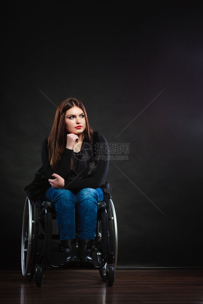 残疾悲哀病剧概念轮椅上的悲伤女孩坐在移动椅上随意穿衣的年轻华丽女士坐在轮椅上的悲伤女孩坐在轮椅上的悲伤女孩图片