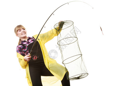 飞蝇钓骑着黄雨衣的快乐女人拿着鱼棒保持网的乐趣背景