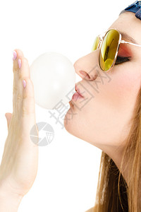 泡泡糖女孩有趣的闲暇者概念有趣的女孩吹气球甜的泡年轻女士有美丽太阳镜背景