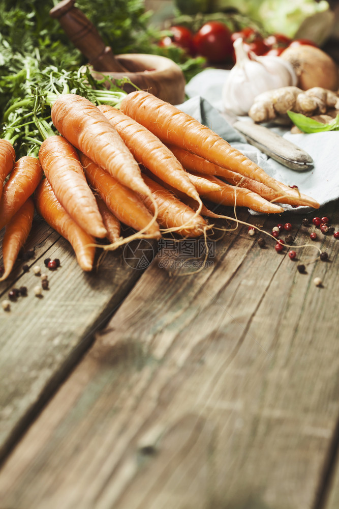 健康食品烹饪背景蔬菜原料新鲜园艺胡萝卜洋葱南瓜姜和生木本底香料温暖舒适的秋天概念图片