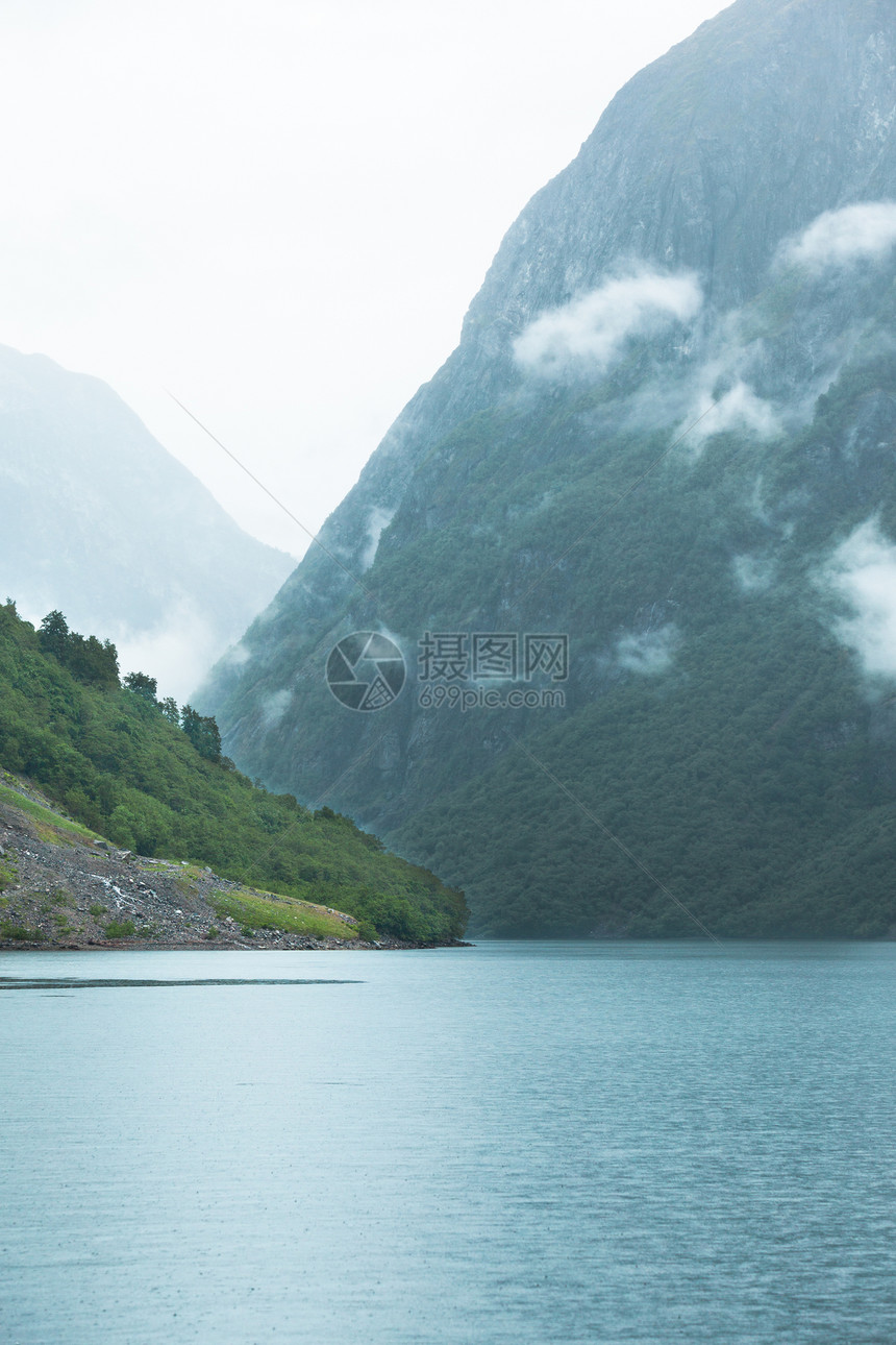 挪威斯堪的纳维亚山区和fjordSognefjord雾日雨季挪威斯堪的纳维亚山区和fjordSognefjord图片