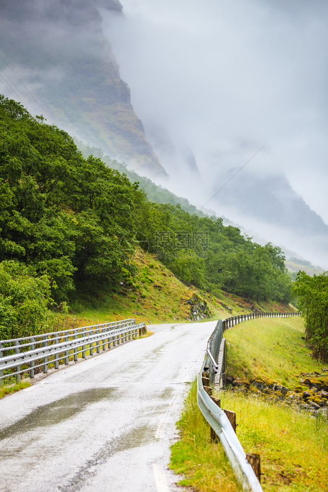 挪威夏季风景优美的山脉和道路图片