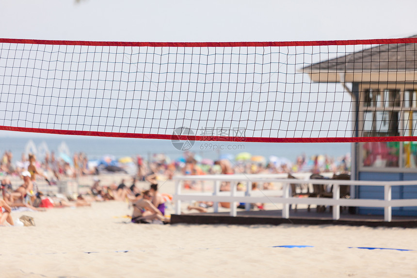 夏季运动理念概沙滩上的排球网阳光明媚的暑假日沙滩上的排球网夏季比赛图片