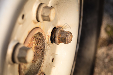 汽车轮毂螺丝零件细节特写图片