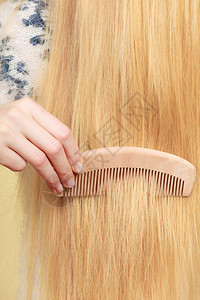 金发女人用梳子头发图片