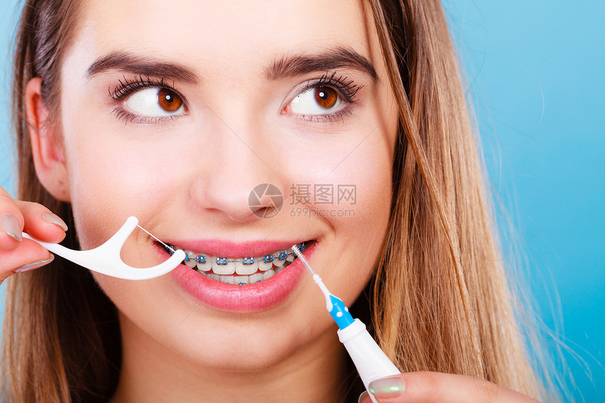口腔卫生概念带牙套用刷和线打的妇女带套用刷打的妇女图片