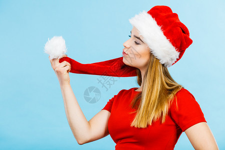 穿着圣诞老人帮手服装的年轻女士穿着蓬服图片
