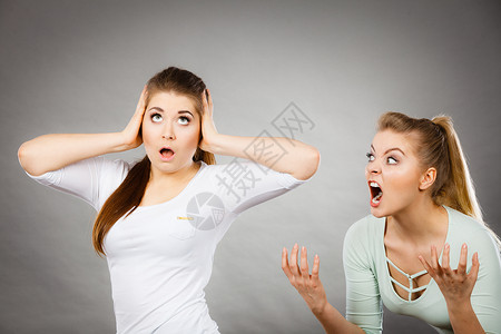 两个妇女争吵互相发火女人自欺无知的观念图片