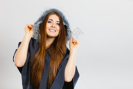 快乐的女子穿着深黑披头巾冬天时装装装概念高清图片