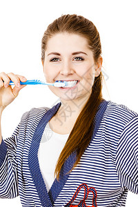 穿着睡衣洗刷牙的女人带着刷微笑的正女孩口腔卫生孤立的白色刷牙女人背景图片
