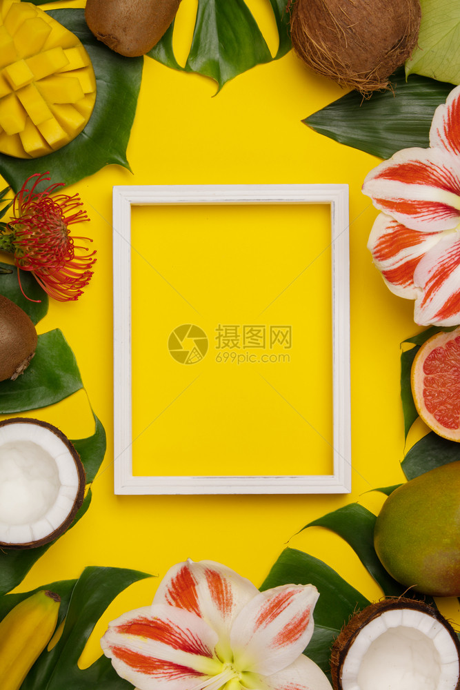 创意公寓与热带水果和植物合在一起白色框架与黄背景的文本相连接创意公寓与热带水果和植物合在一起白色框架与您的文本合在一起图片