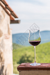 在意大利托斯卡纳喝杯红葡萄酒背景里有白葡萄酒场图片
