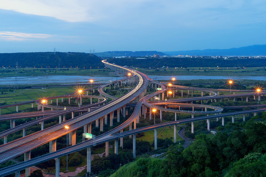 台北高速公路绿色建筑概念图片