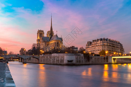 巴黎圣母院大教堂的景色日落2019年在法国巴黎的火灾中被摧毁图片