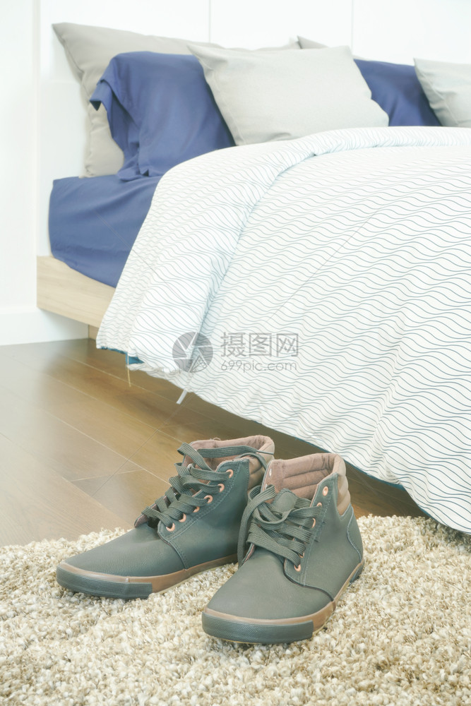 Men床旁地毯板上的皮鞋图片