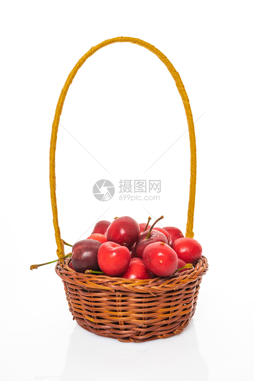 切樱桃在篮子里孤立白色背景上图片