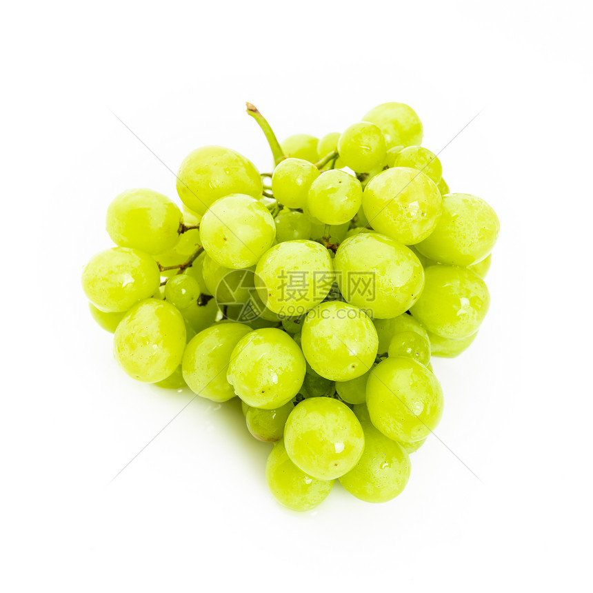 白背景隔离的绿葡萄图片