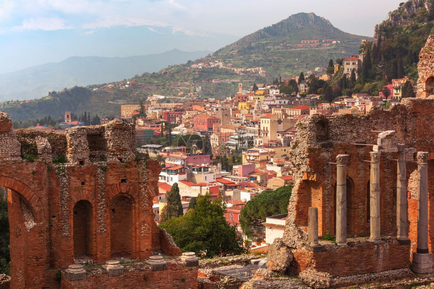 古希腊剧院和意大利西里阳光明媚的Taormina老城古希腊剧院和Taormina老城的废墟全景意大利西里图片