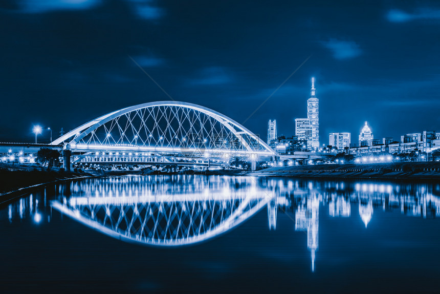 市中心北桥的夜景图片