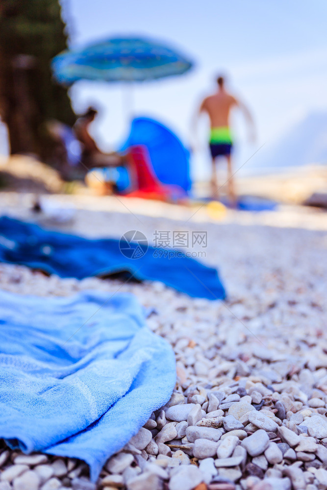 沙滩上浴巾背景模糊的其他人图片
