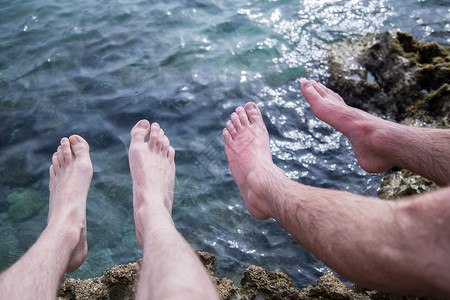 沙滩上两个男人的腿放松图片