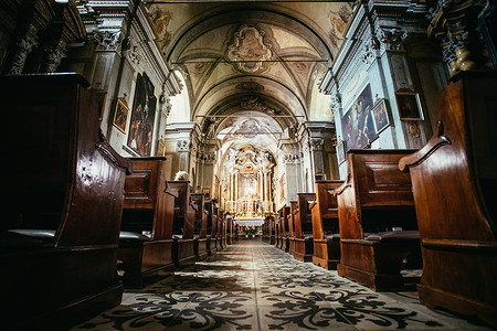 意大利的Westruck天主教堂配有古老木毛和美丽的祭坛图片