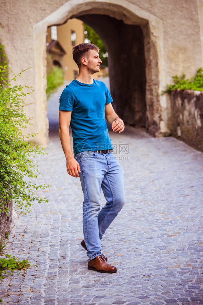年轻有魅力的男子在散步时尚风格图片