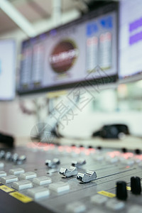 更近的画面广播室声板模糊背景的电脑背景图片