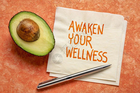 唤醒你的健康觉在餐巾纸上灵感的笔迹用切鳄梨和树皮纸图片