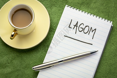 Lagom不是太少只正确瑞典的平衡生活哲学螺旋笔记本上的黑标笔迹图片
