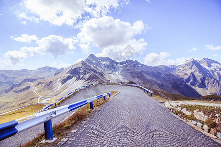 阿尔卑斯山脉格罗洛克纳和奥地利高山公路夏季背景图片