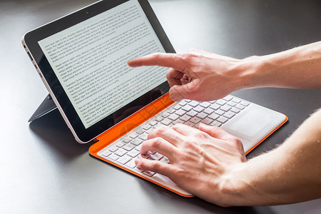 比特币MBE风格男手和白色橙可兑换笔记本电脑背景