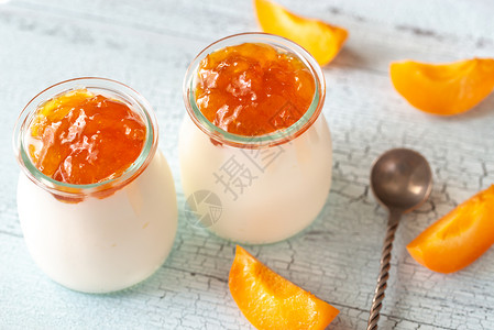 两罐希腊酸奶加杏仁特制高清图片