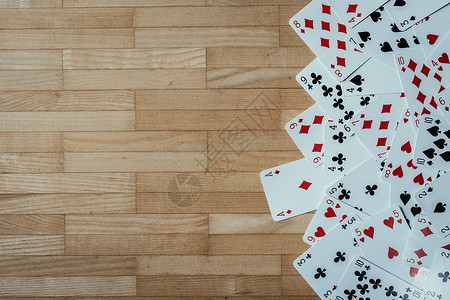 赌牌都放在木板上家里玩牌复制空间图片