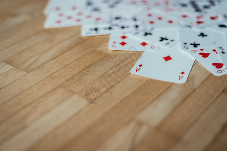 赌牌都放在木板上家里玩牌复制空间背景