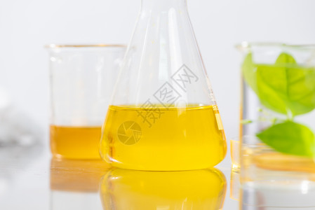 乙醇酸科学家在化实验室测试天然产品提取石油和生物燃料溶液背景