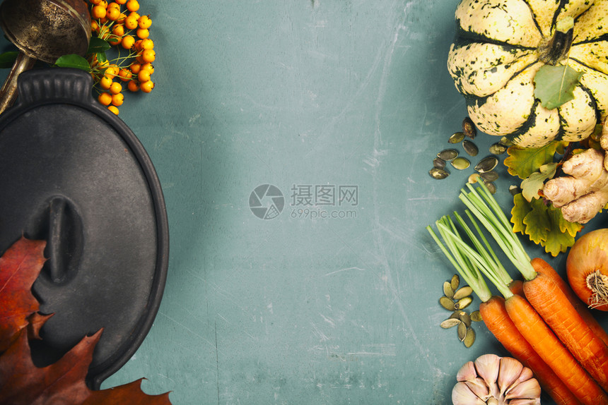 新鲜园艺胡萝卜洋葱南瓜姜和香料以生木背景顶复制空间为原料图片