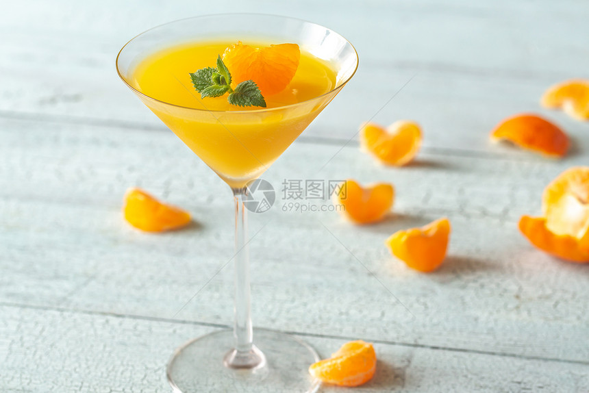 鸡尾酒杯加橙果冻甜点图片