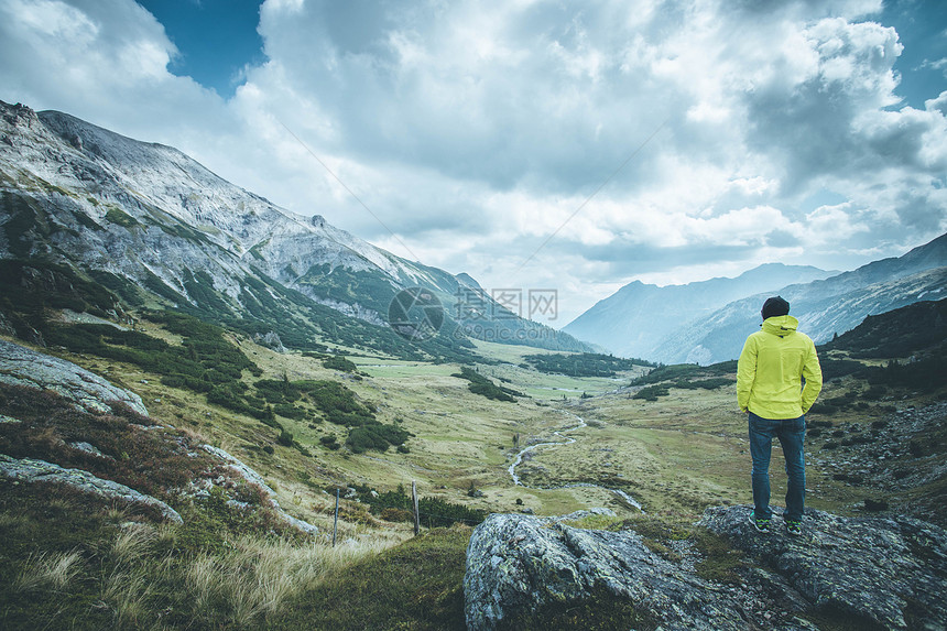 男登山者背正在享受风景图片