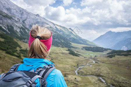 穿运动服和背包的妇女享受山区风景图片