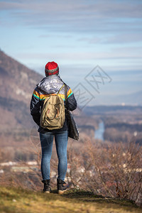 年轻女孩喜欢山上风景秋天图片